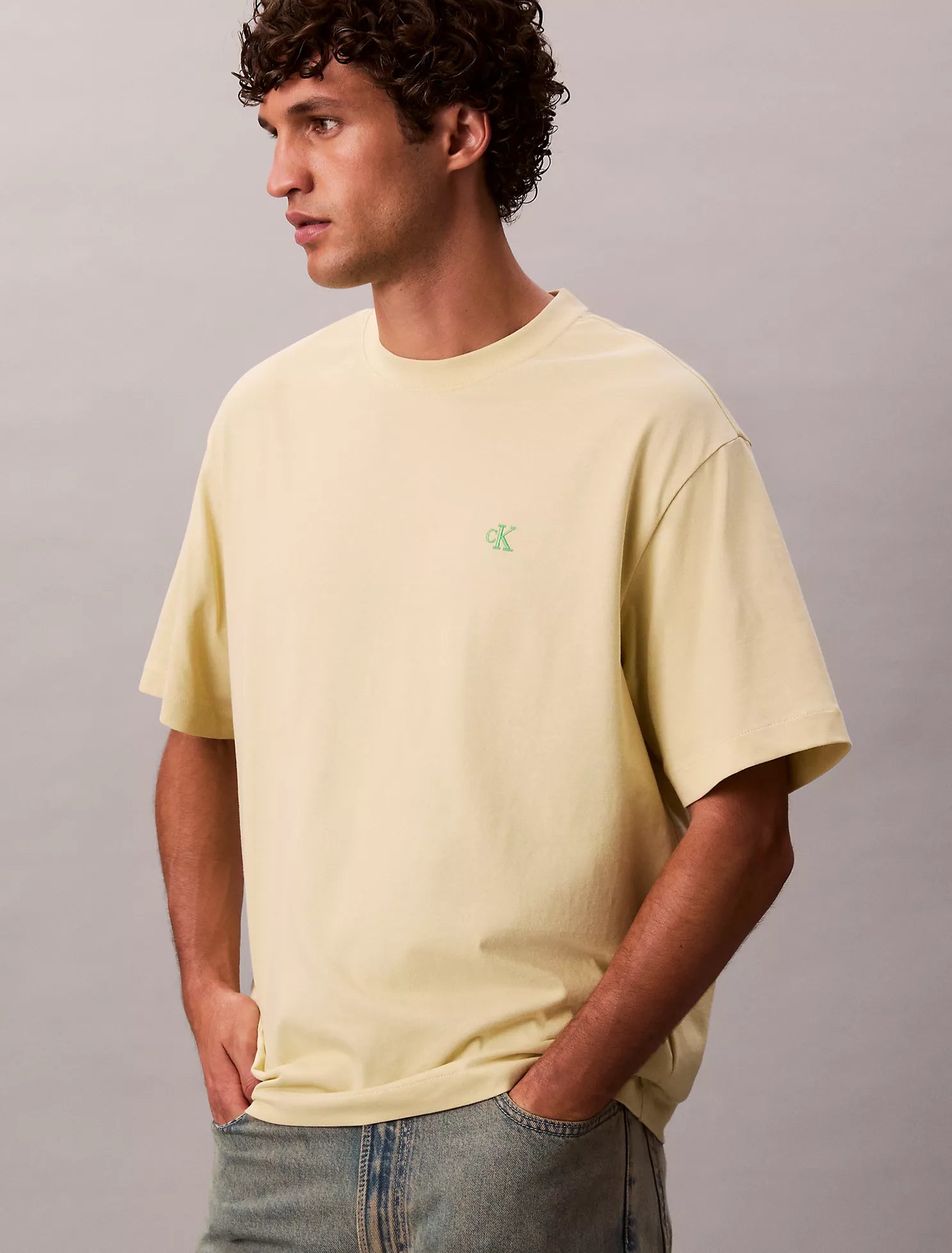 تي شيرت مريح بياقة دائرية وشعار الأرشيف 