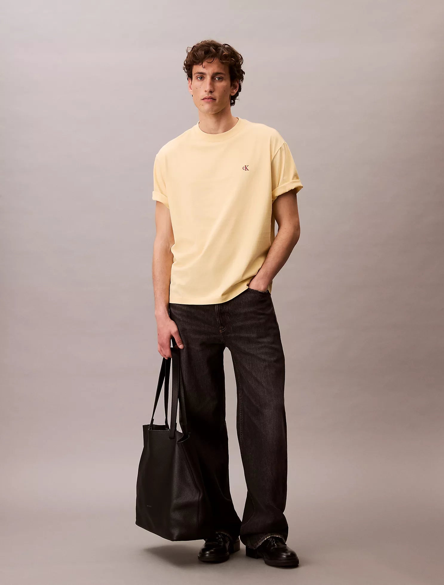 Camiseta de cuello redondo relajada con logotipo de archivo 