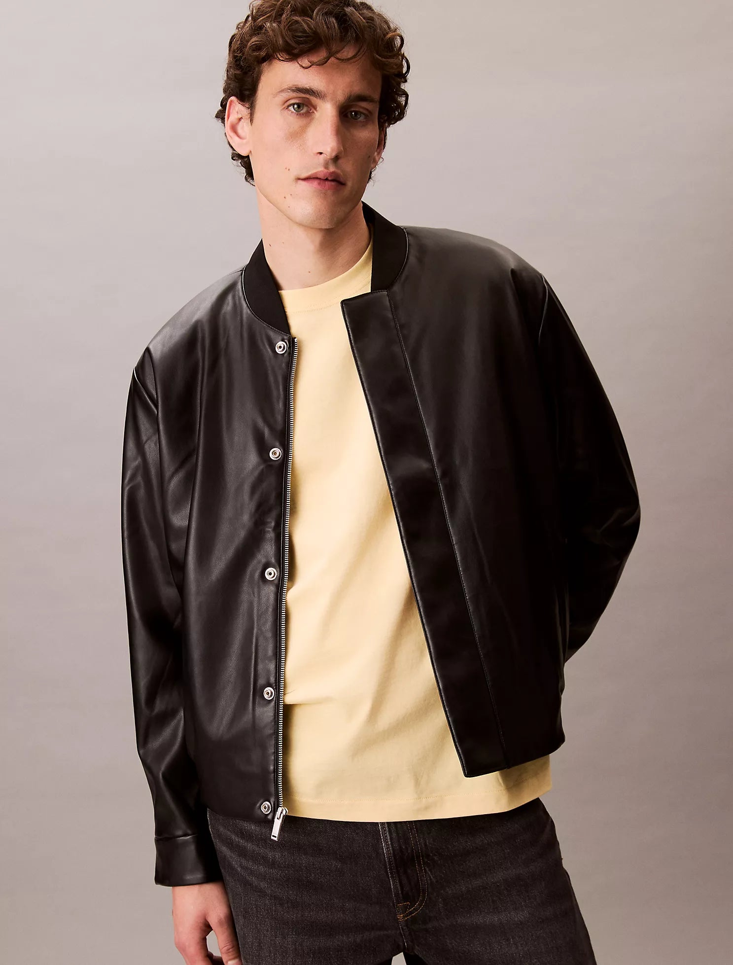 Camiseta de cuello redondo relajada con logotipo de archivo 