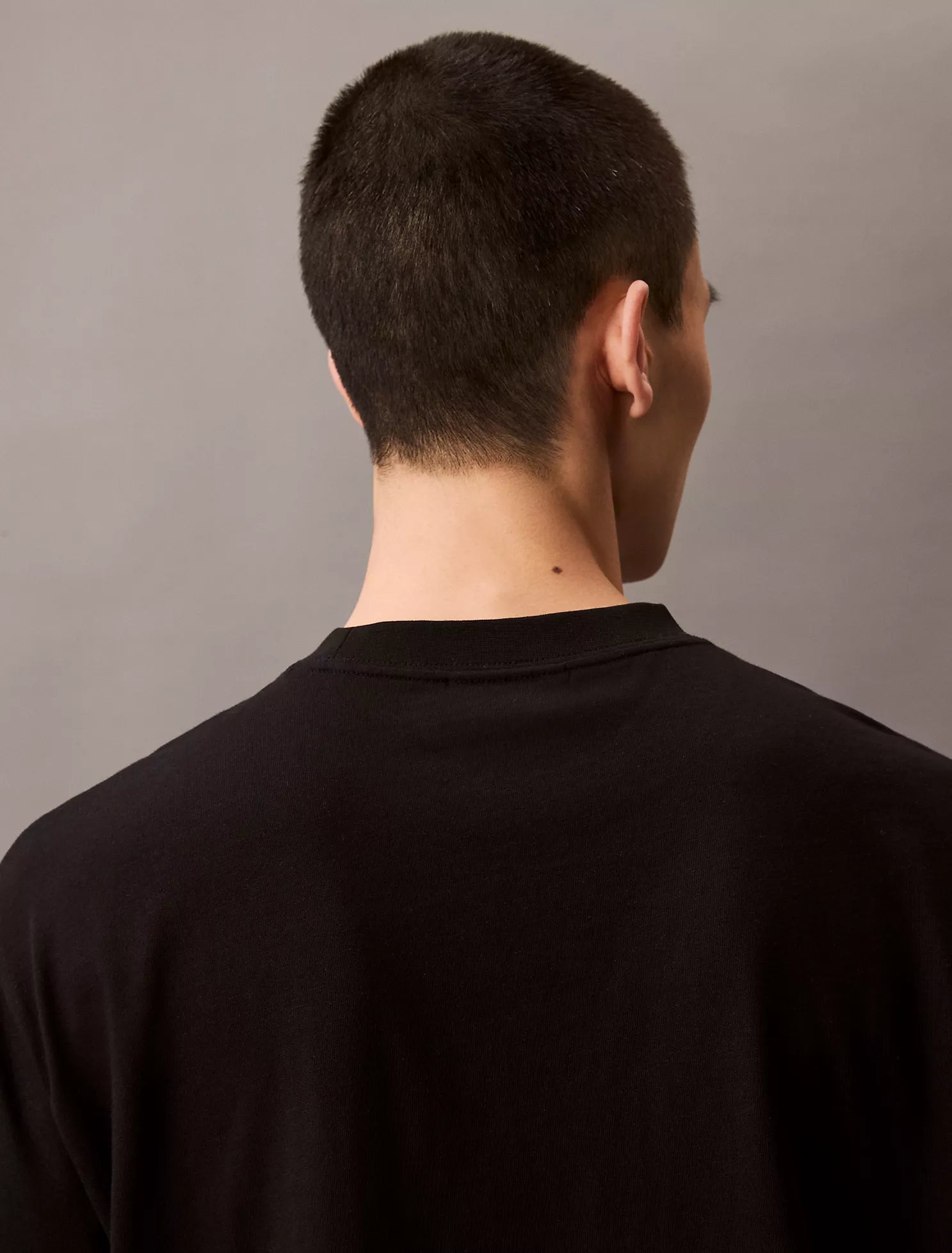 تي شيرت مريح بياقة دائرية وشعار الأرشيف 