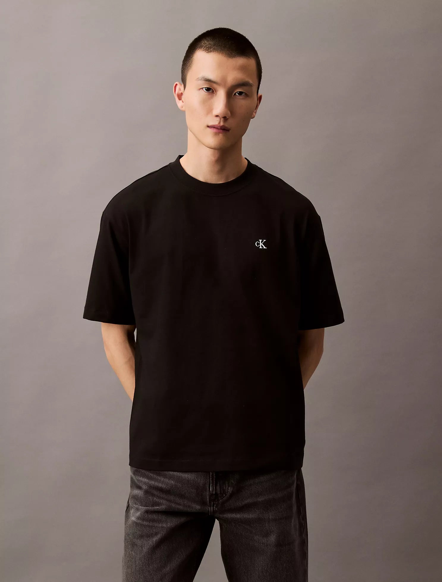 تي شيرت مريح بياقة دائرية وشعار الأرشيف 