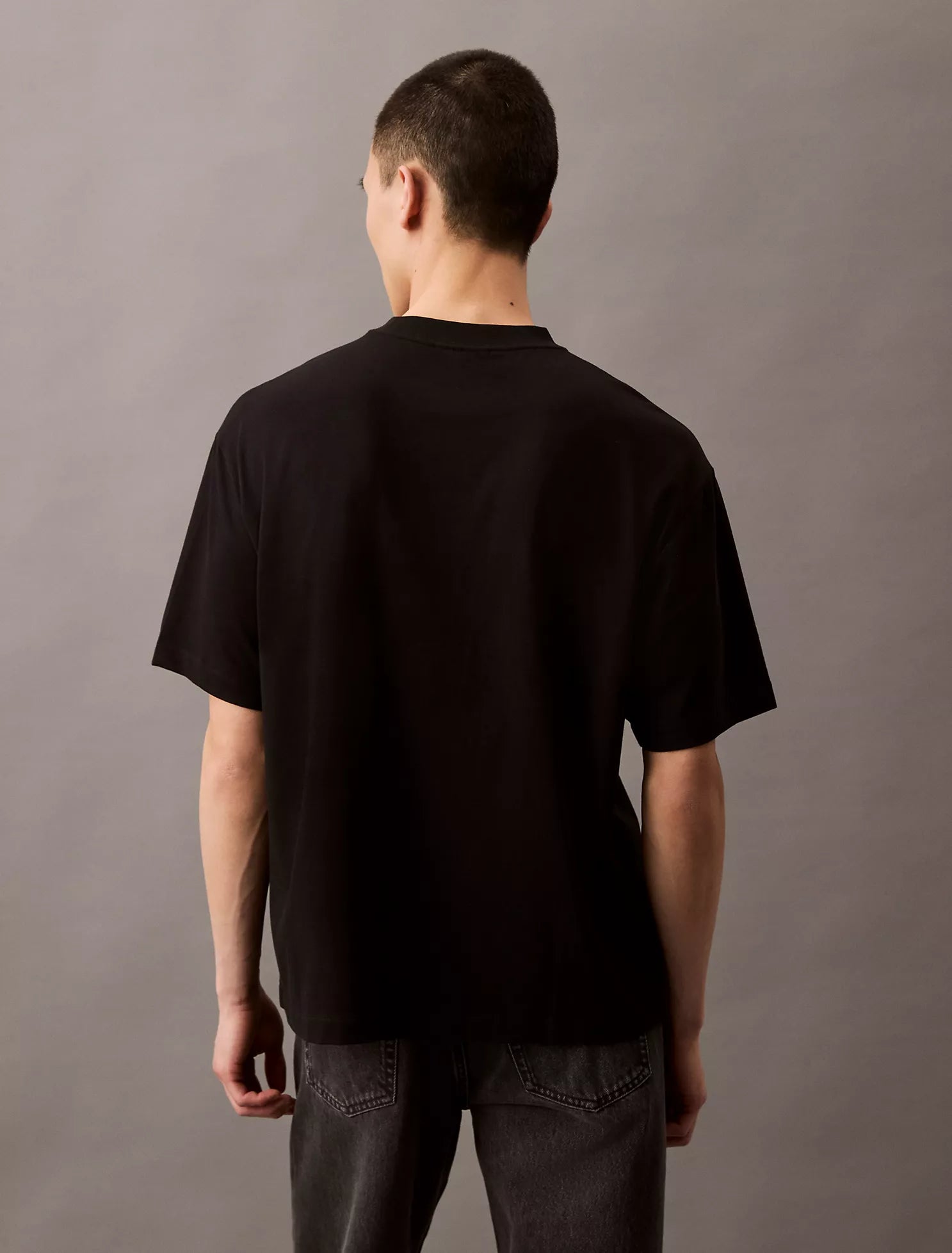 تي شيرت مريح بياقة دائرية وشعار الأرشيف 