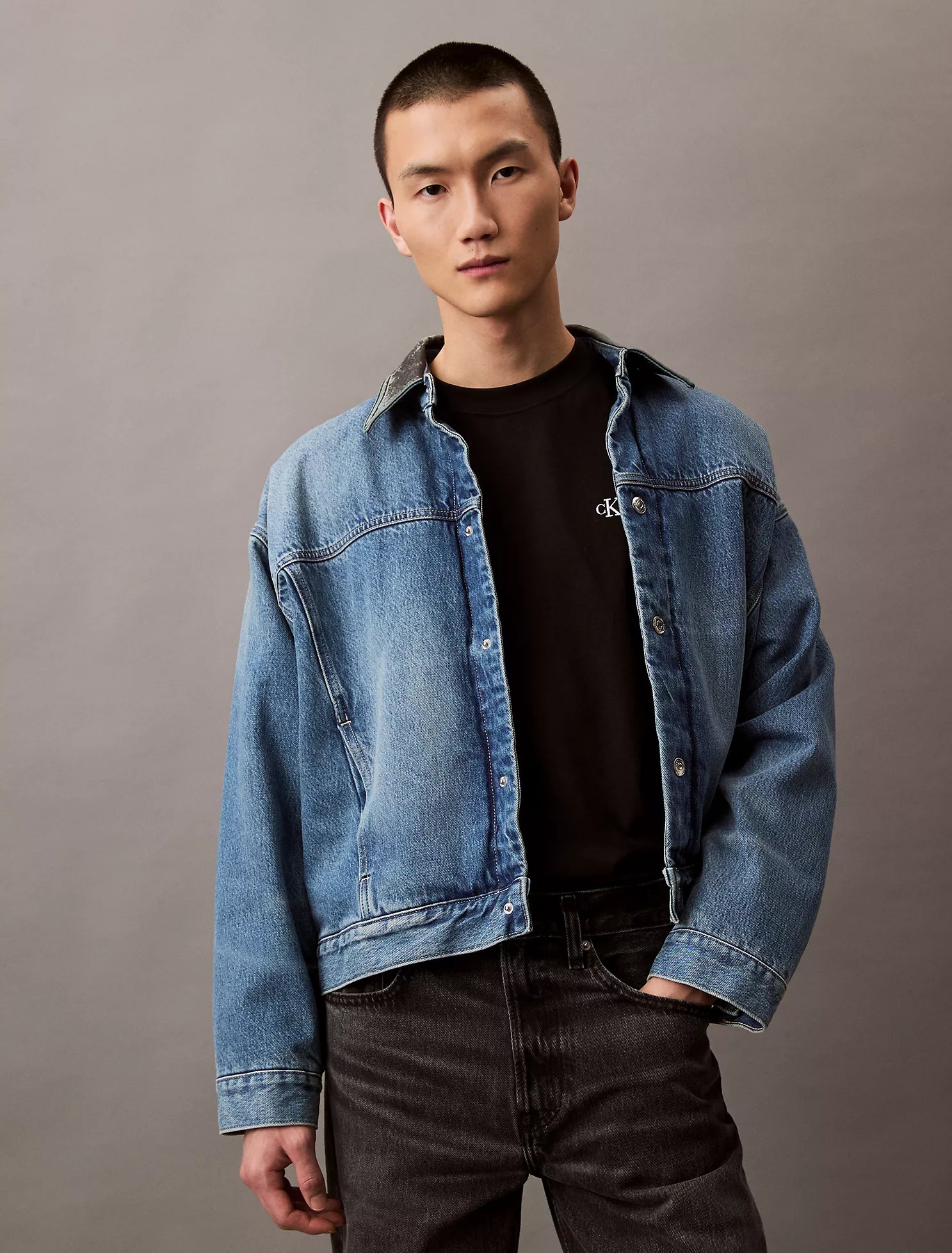 تي شيرت مريح بياقة دائرية وشعار الأرشيف 