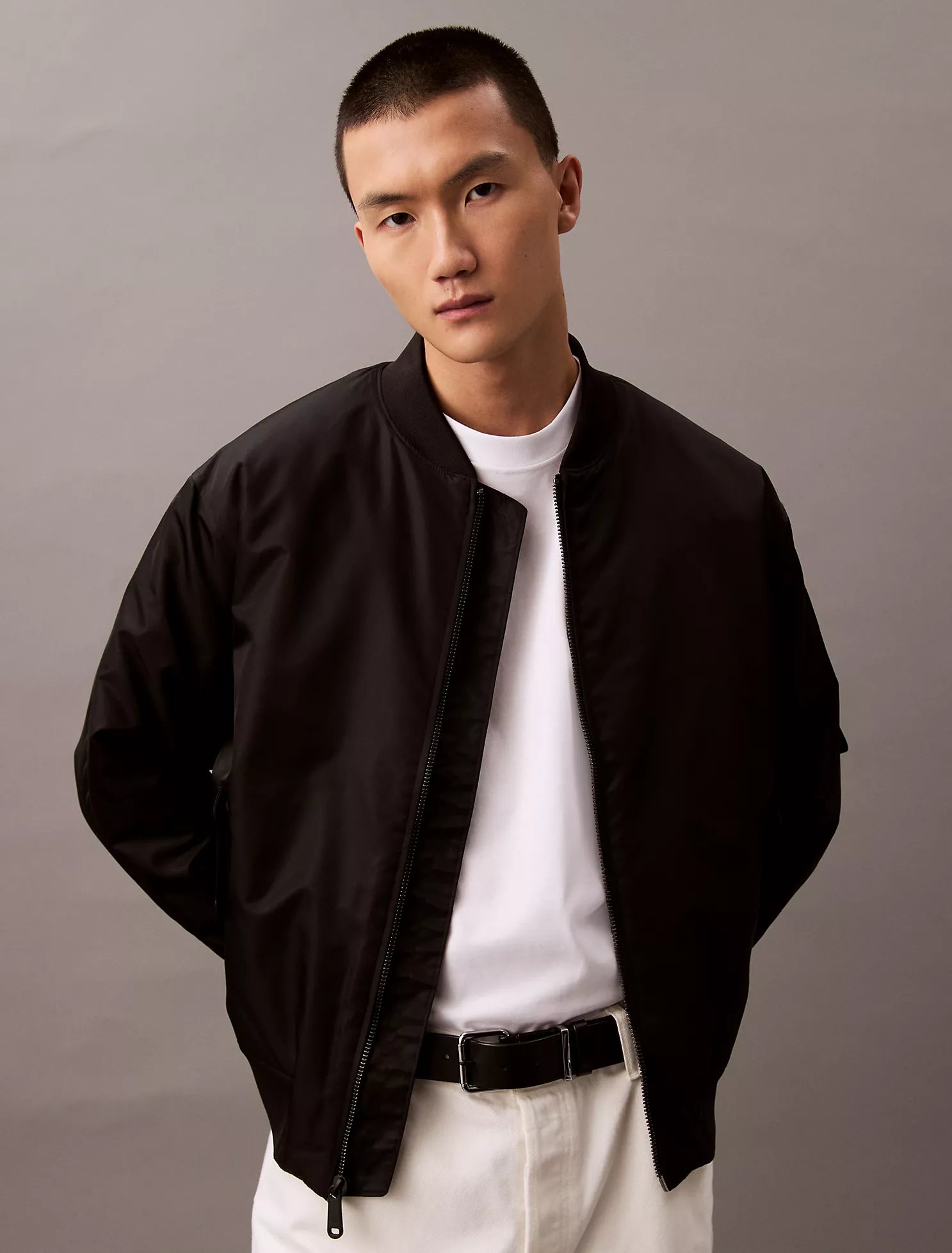 Camiseta de cuello redondo relajada con logotipo de archivo 