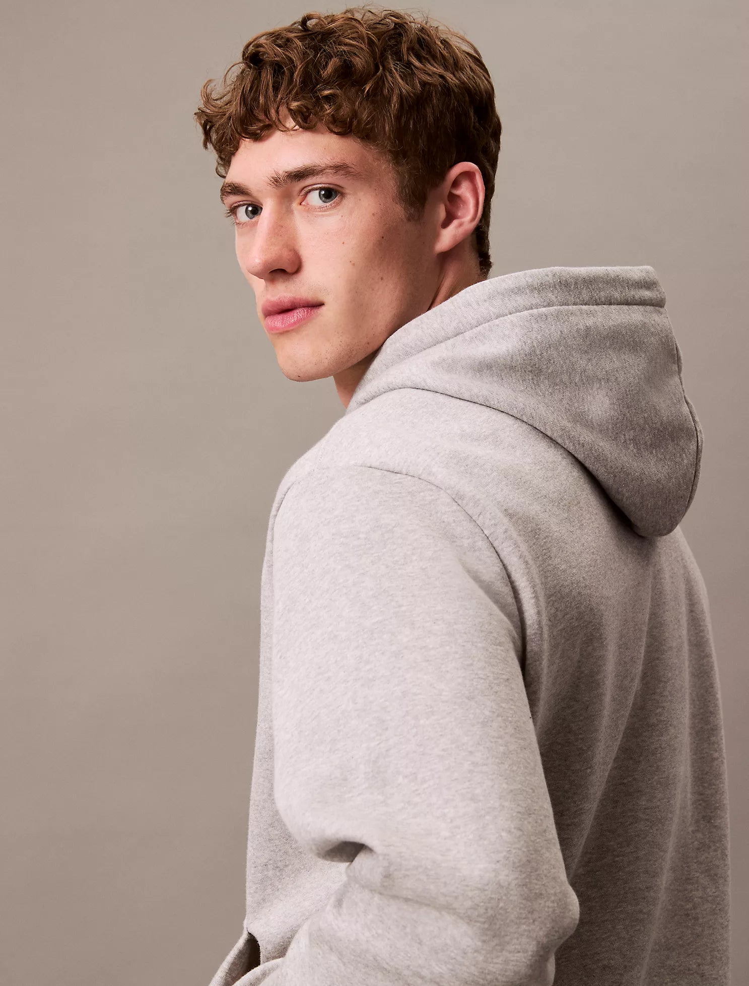 Sudadera con capucha de polar con el logotipo del archivo